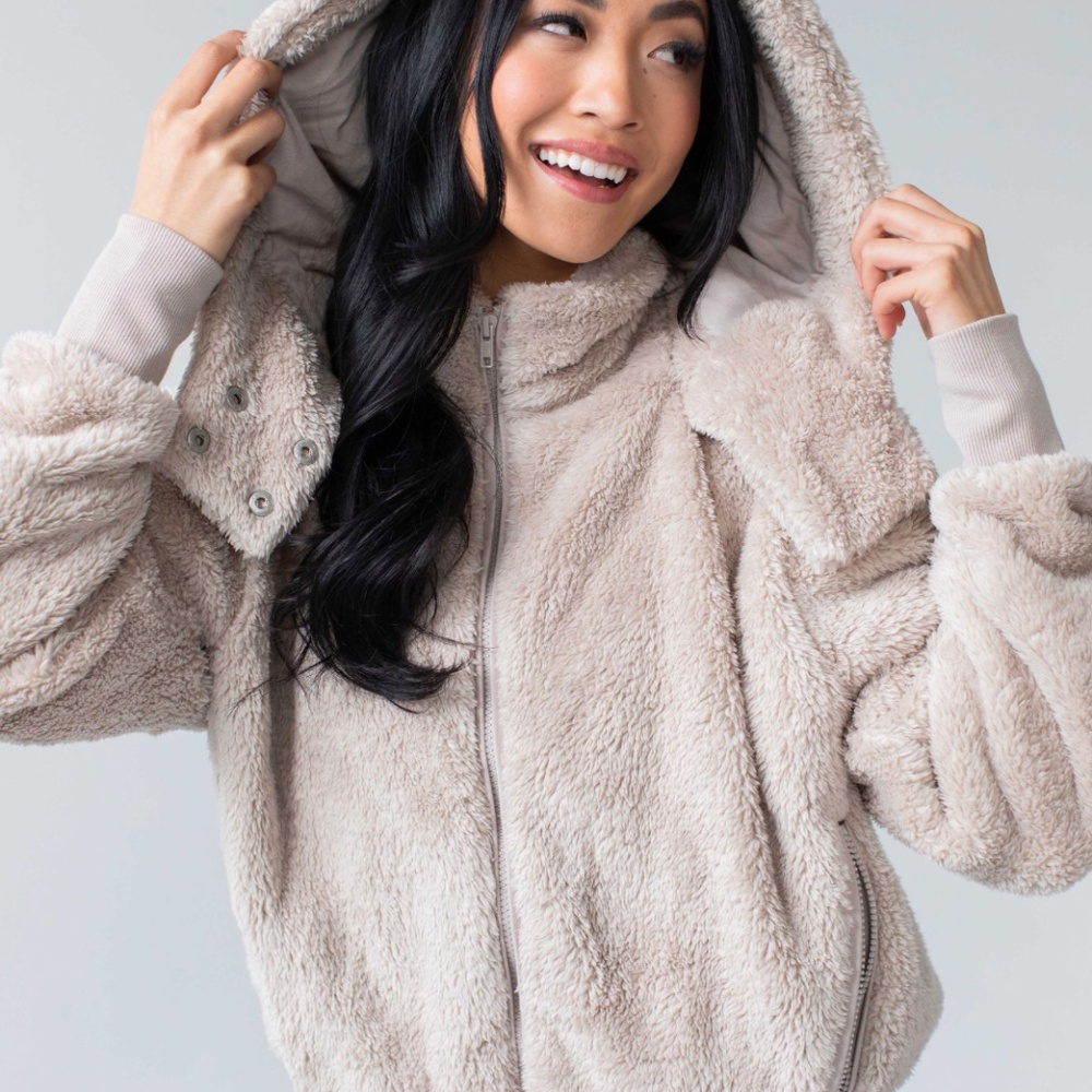 * NWT*  SAVVI Amy Full Zip Sherpa Faux Fur Jacket Beige / Cream / Tan Color